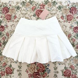 white pleated mini skirt🤍
